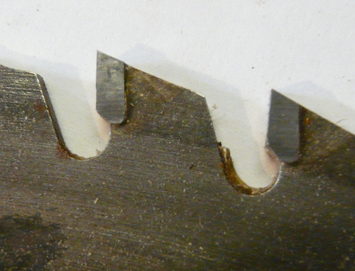 Carbide-tipped teeth.