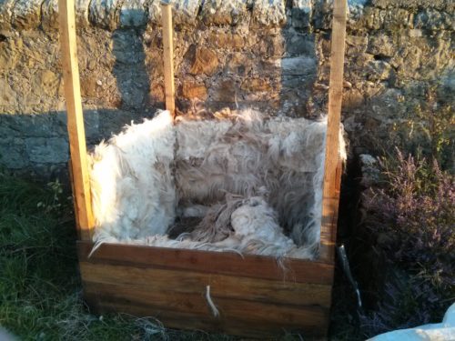 Cette poubelle était initialement isolée avec de la laine de mouton. Après la première année, il est apparu que ce n'était pas nécessaire pour une poubelle de cette taille's wool. after the first year it became apparent this was not necessary for a bin this size